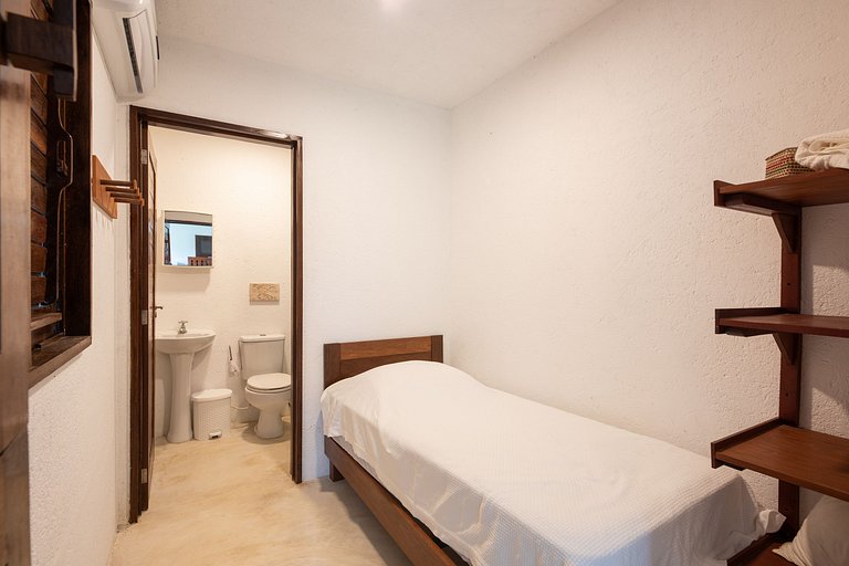 Casas duplicadas à 30 m da praia c/ serviço