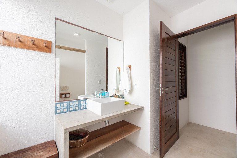 Casas duplicadas à 30 m da praia c/ serviço